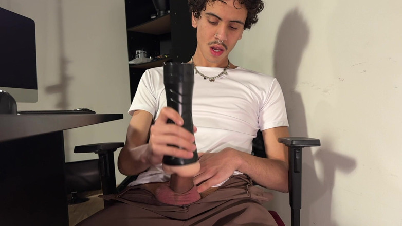 Dirty tricks gays: Le Patron Est Outré Lorsqu’il Surprend Le Clt En Train...