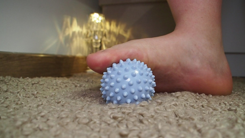 Anastasia Gree: Grace of the foot: massagebal in actie