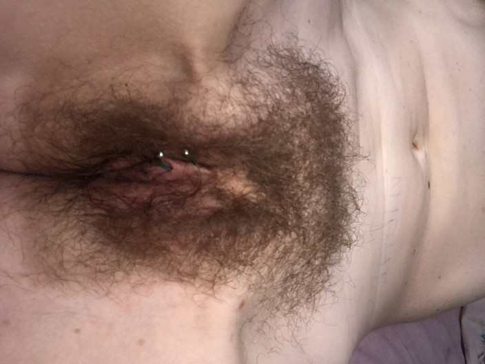 MistressWriggler: Гаряча щаслива волохата мачуха використовує улюблену іграшку, щоб мати епічну дрочку, але була така відтрахана, збуджена, що забула належним чином налаштуватися