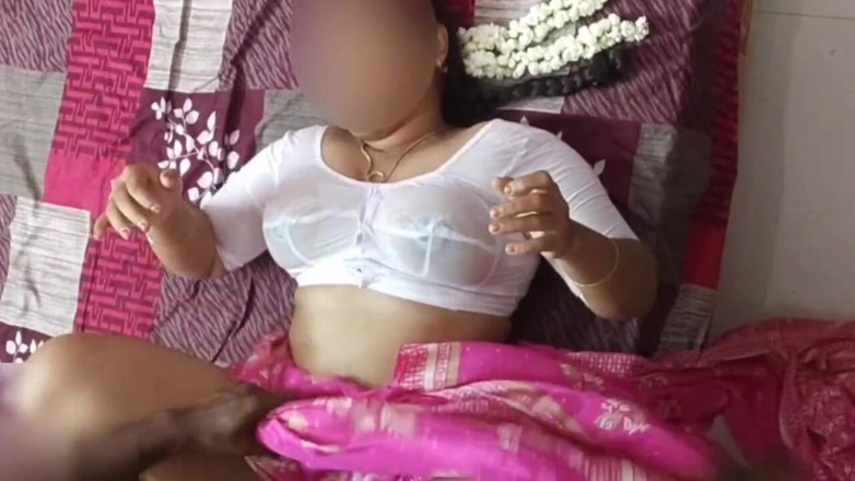 Black & white desicat: Betrügende desi bhabhi in nassen weißen blusen, titten hüpfen schnell