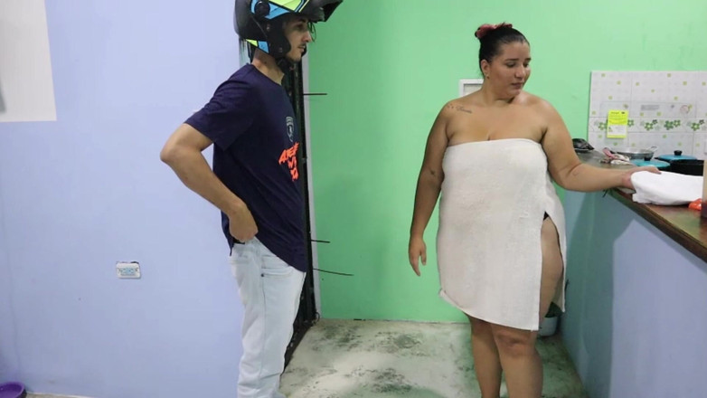 Lexly_16: Pizzabote fickt eine frau mit dickem arsch