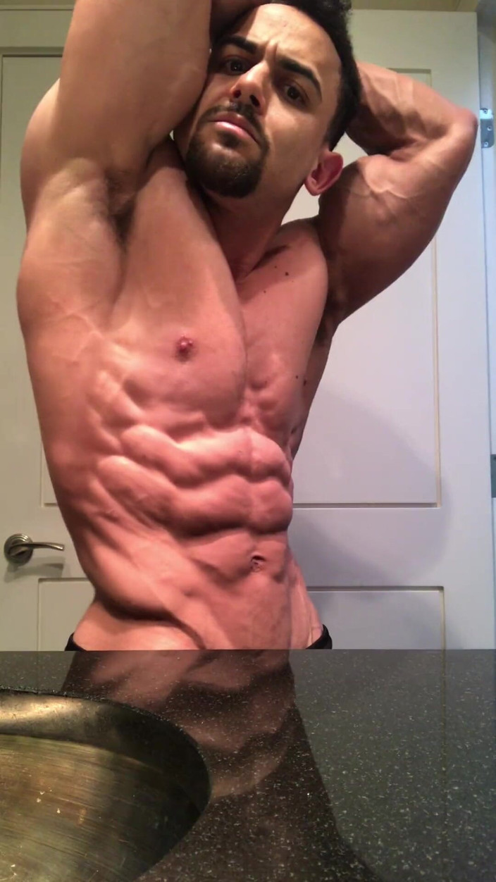 Benji Bastian: Wichsender bodybuilder benji bastian biegt seine riesigen, zerfetzten muskeln
