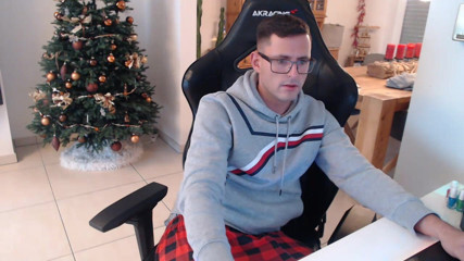 Twinkboy82: Il simpatico ragazzo twink tedesco ingoia la piscio e si...