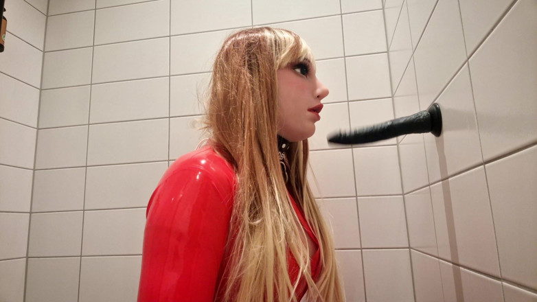 Hooded June: Amalan deepthroat