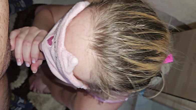 Audrey: Une jolie amatrice reçoit une énorme dose de sperme sur le...