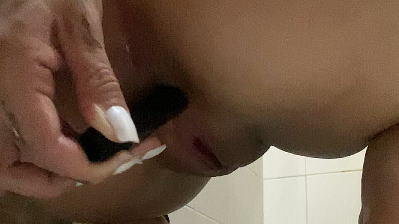 Baby_nia66: Ragazza che gioca con l'ano