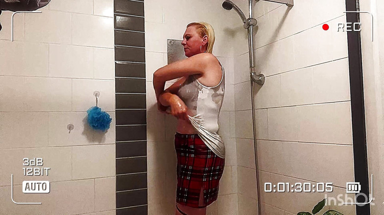 Jennykinstar: Milf es follada en la ducha