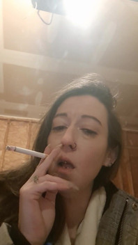 Deviens ma petite salope qui adore la fumée