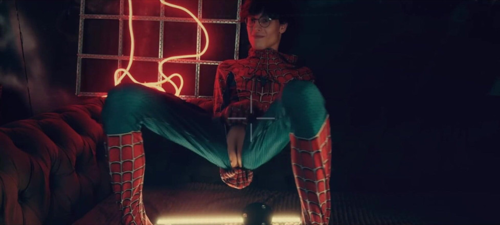 HotDogs studio: Costum de Spider-Man. Băiatul pozează dedesubt. Nesimțit