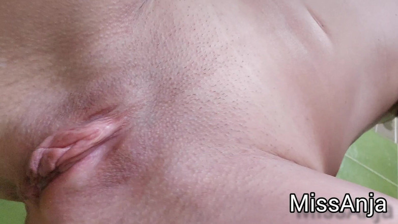 MissAnja_FH: Une chatte crémeuse fait pipi