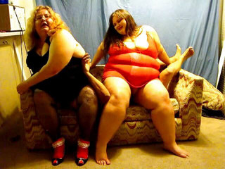 BBW nurse Vicki adventures with friends: Krankenschwester Vicki und angie im doppel facesitting-quetschen-video