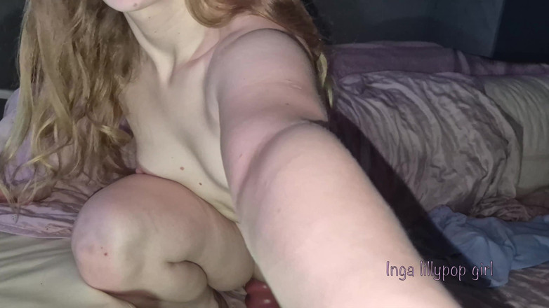 Inga lillypop girl: Lilla styvfars slampa rider stor drake dildo