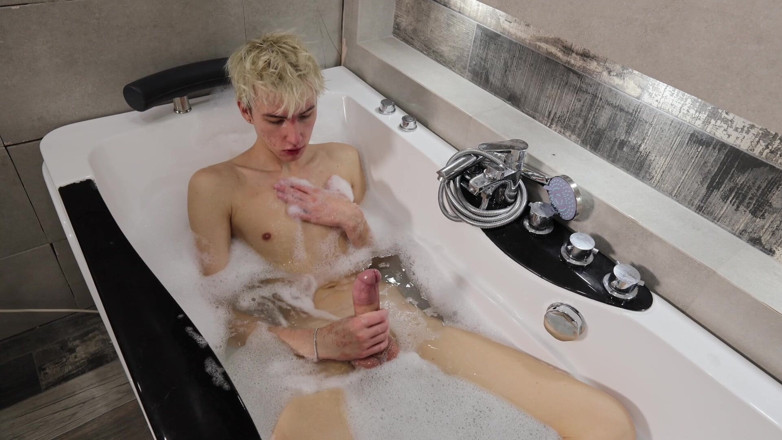 Sandro Jenner: Ich Lutsche Den Großen Schwanz Meines Stiefvaters in Der Badewanne...