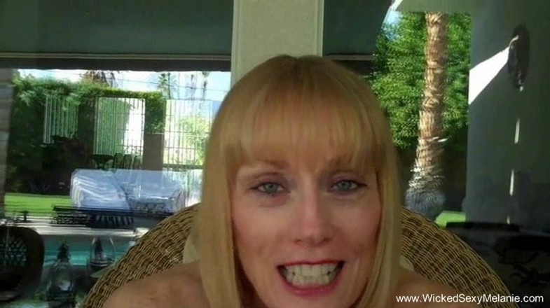Wicked Sexy Melanie: Si blonde matang amatur menghisap dalam kolam