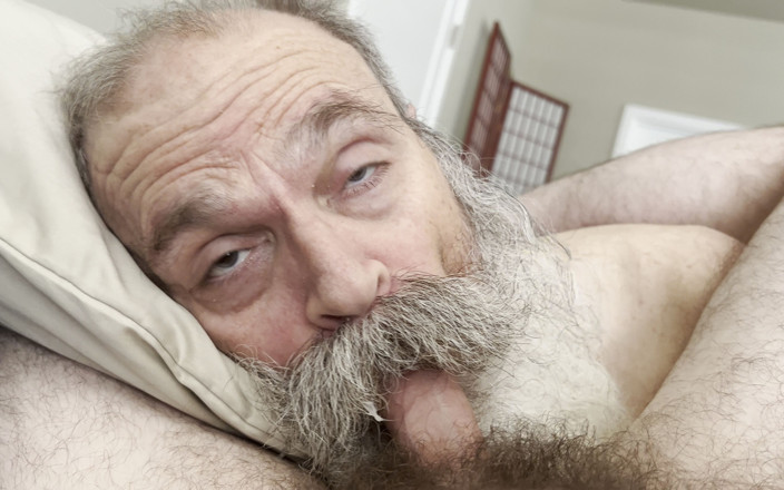 FuzzyBeardBoy: 老熊がチンコに看病、精ひげの報酬をもらう