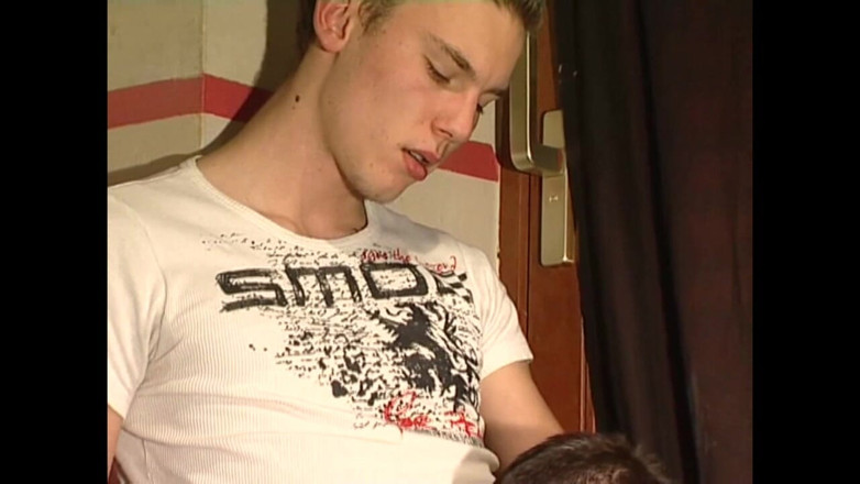 Skater Boys Studio: Pasangan skater twink lagi asik ngentot di klub malam