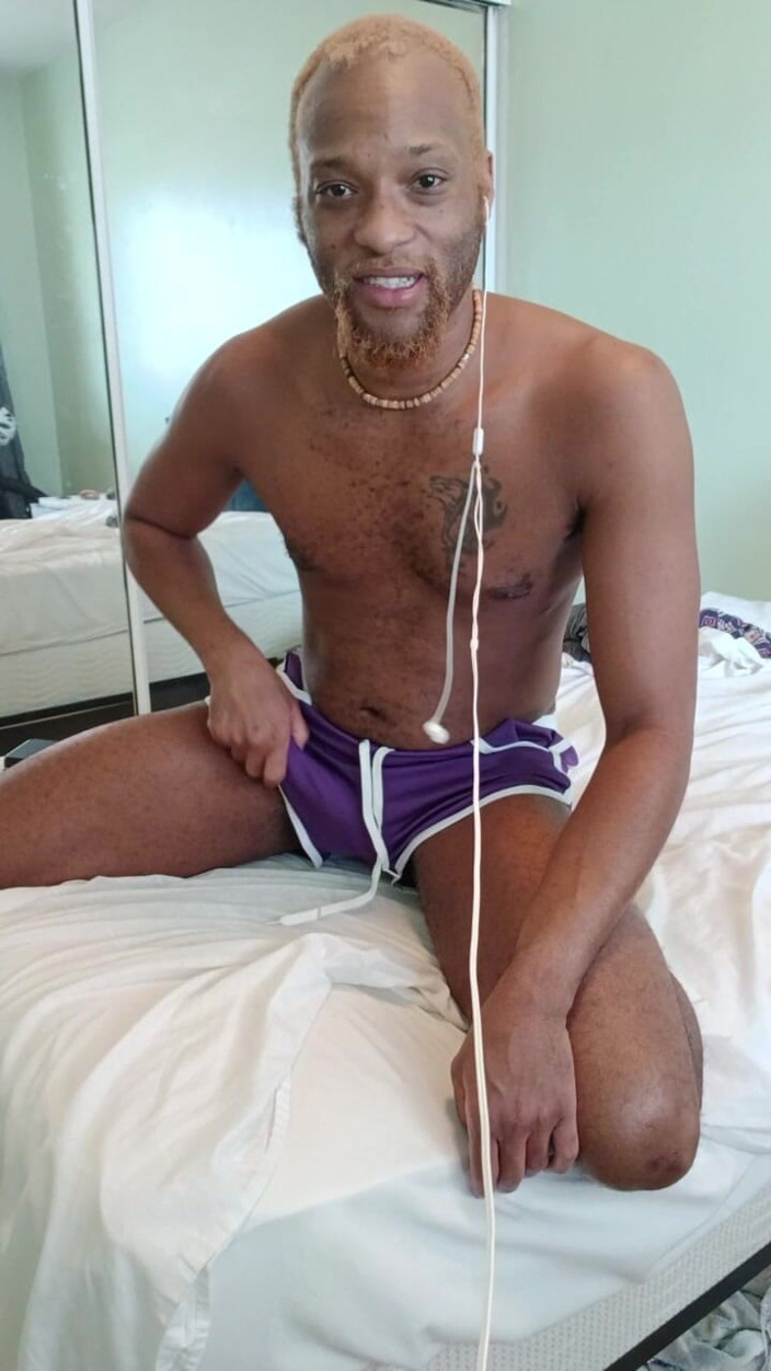 Kennie Jai: Un short violet se branle pour un fan !