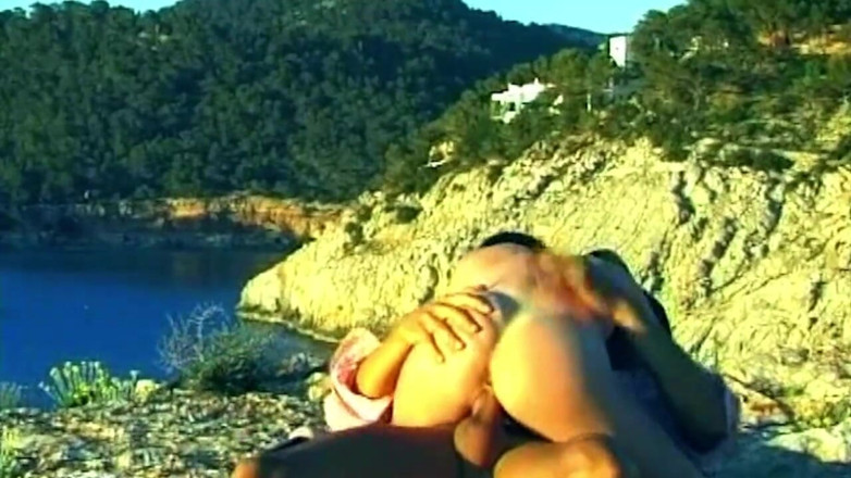 Deutsche Amateur Pornos: Un cazzo pulsante allarga selvaggiamente la figa pelosa all'aperto