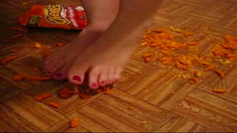 Sexy Amateurz: Ela esmaga comida com os pés