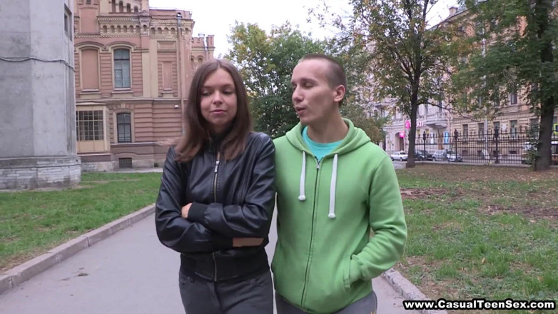 Casual Teen Sex: Lo schizzatore dritto si prende una scopata fortunata