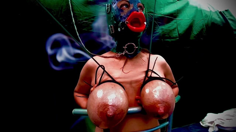 VeeVee Vixen: Masque mouscif, une chatte attachée se fait défailler les seins