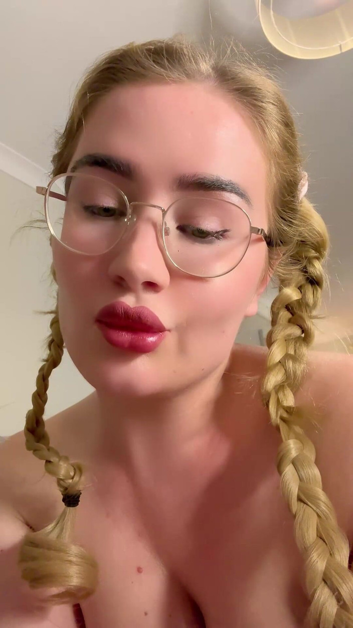 JessieHH: Spogliarello con olio sulle mie tette degrada una lesbica troia
