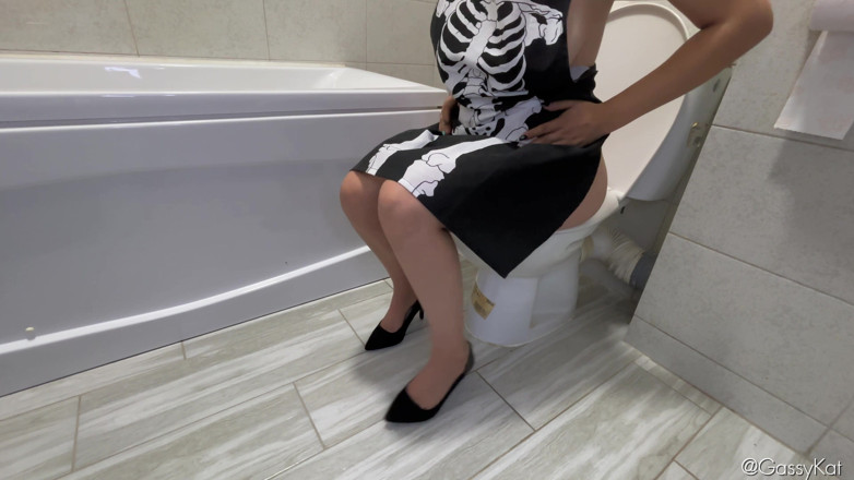 GassyKat: Il bagno quotidiano s2 episodio 23: troppa torta di zucca