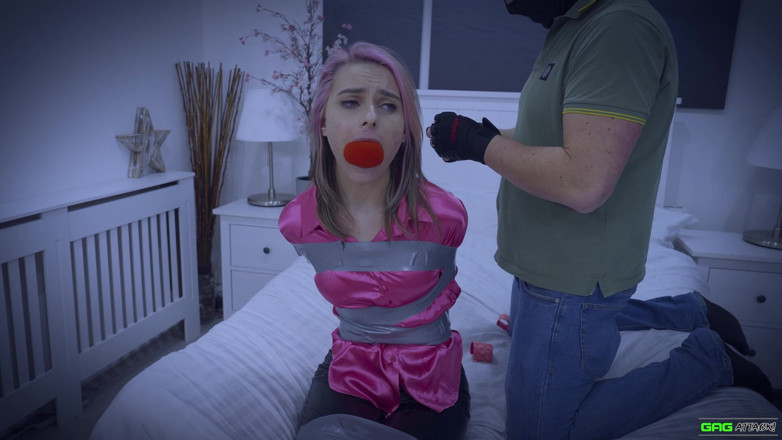 Gag Attack: Chloe Toy - sekreter ağır bantla sikiliyor