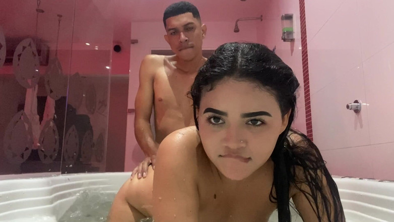 Yohamedi: Fodendo minha meia-irmã em uma jacuzzi