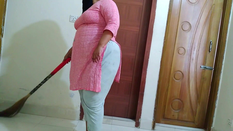 Aria Mia: Une soubrette arabe se fait baiser par son patron en...