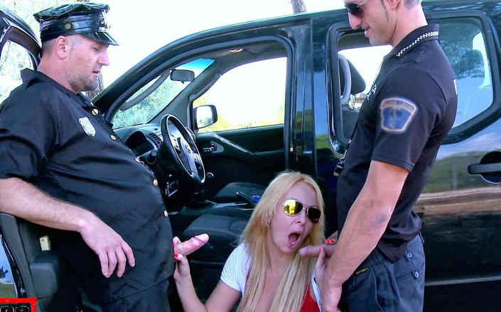 MMM100: Caliente rubia milf Tamara Dix follada duro por dos policías