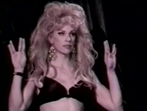 Shemales Tales: Sexy blonde tranny steekt haar kont uit zodat man haar...