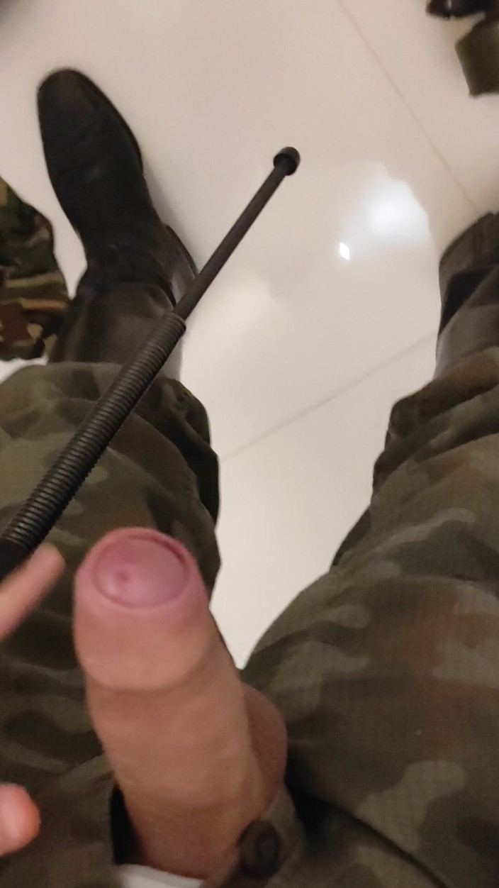 Gayfucker25: Seorang askar tersentak dengan but pegawai tentera
