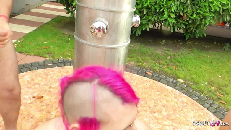 Full porn collection: Magere tiener met punkteek Laura hard geneukt in bukkake gangbang