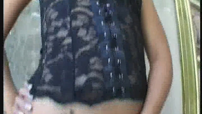 THAGSON 18+: Olgun sarışın orta yaşlı seksi kadın açık havada altın akışla...