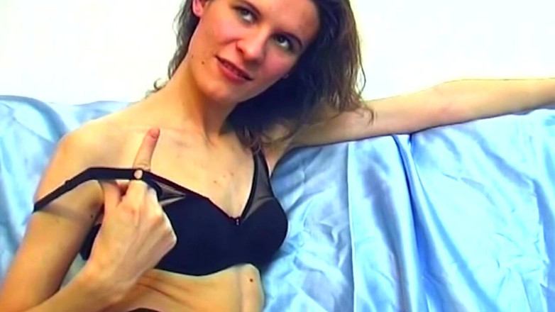 Onlyxfans: La seducente mora si spoglia e si fa un ditalino...