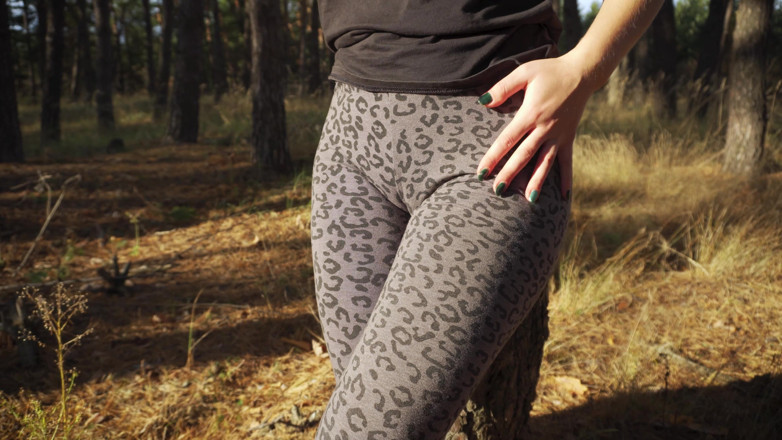 Teasecombo 4K: Une fille taquine son gros cameltoe dans un legging léopard à...