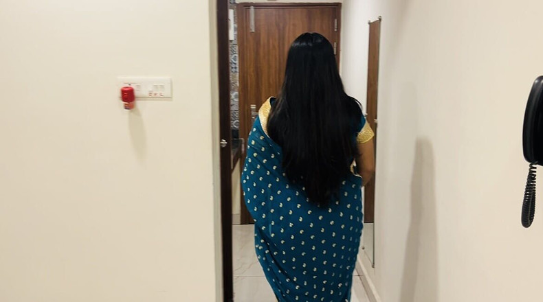 Besharam Jodi: Bhabhi desi India yang cantik digoda oleh abang tirinya