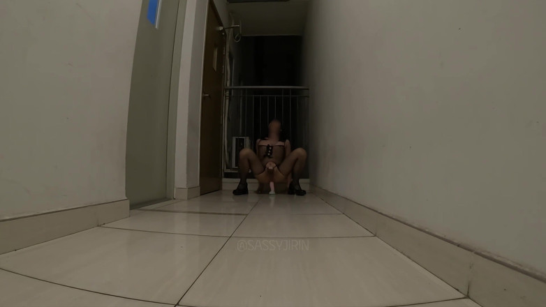 Caged sissy: Cușcă asiatică efeminată joc anal public în scară