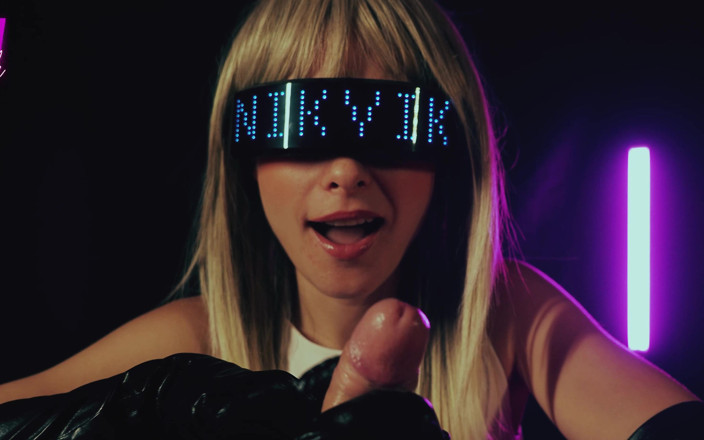NikAndVik: Rubia sexy en guantes de cuero largos te hará correrte...