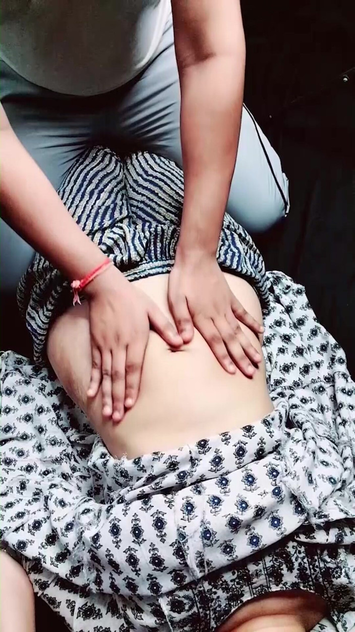 Vicky Thakur: 温泉Riyaはマッサージフォーム彼女のStepBrother
