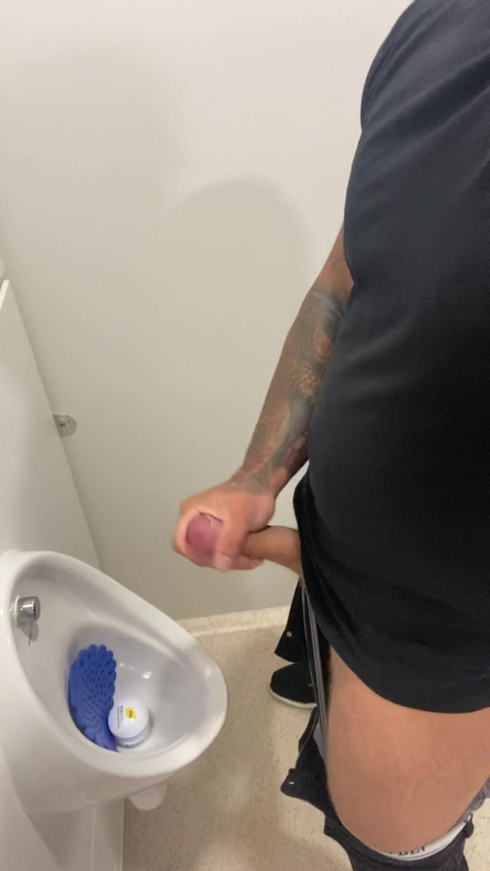 Andyleexxx: Писати і дрочити в ванній кімнаті