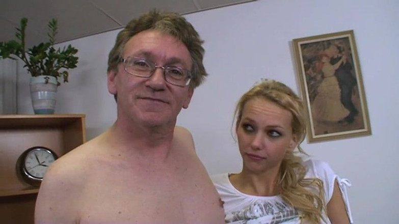 Old PIGS XXX: Une étudiante coquine se fait rappelée par le directeur