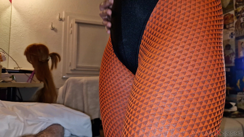 Nylon Xtreme: POV, Elena Clark Orange se fait baiser en collants