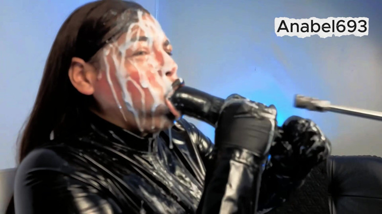 anabel693: Démon habillé en latex, gants en latex, combinaison en latex...