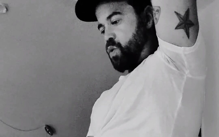 BonersDude: Un gay muscoloso gode di una masturbazione solitaria