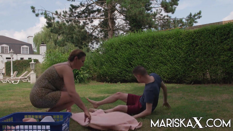 Mariska x: Mariskax - французька мамка Сенді Лу відтрахана в дупу на відкритому повітрі