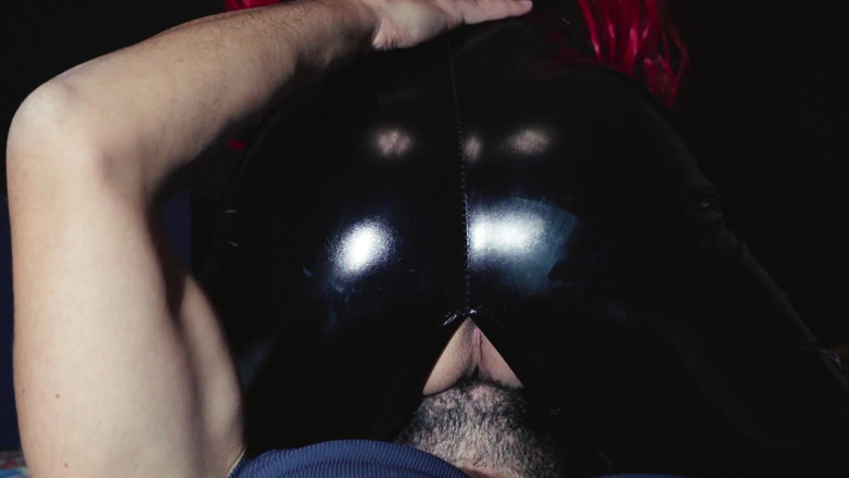 Jay_kate: Fată roșcată în latex linsă până la orgasm - videoclip