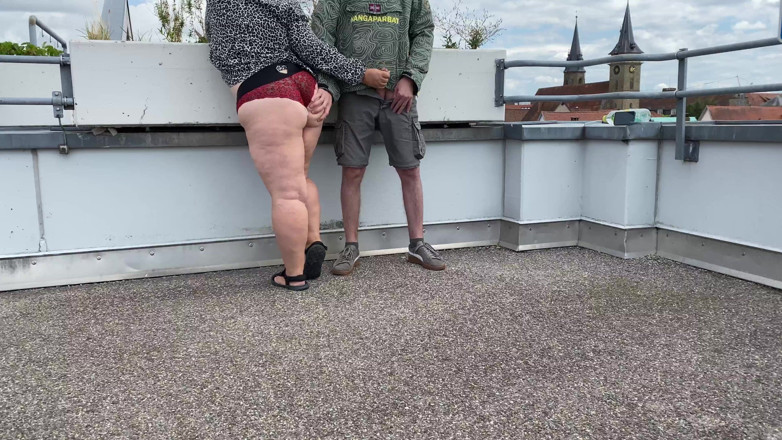 OurFetishLife: Sexig svärmor rycker av mig på taket på parkeringsplatsen