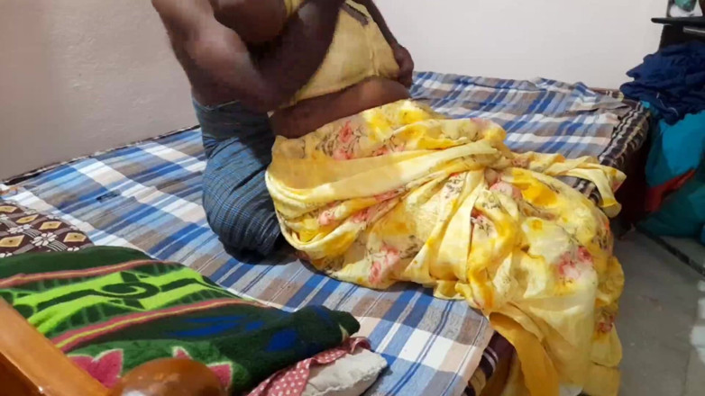 Desi palace: Une bhabhi indienne taille sa première pipe et chevauche une...